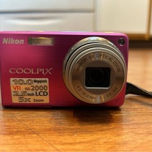 Nikon Coolpix S550 pink with charger and accessories